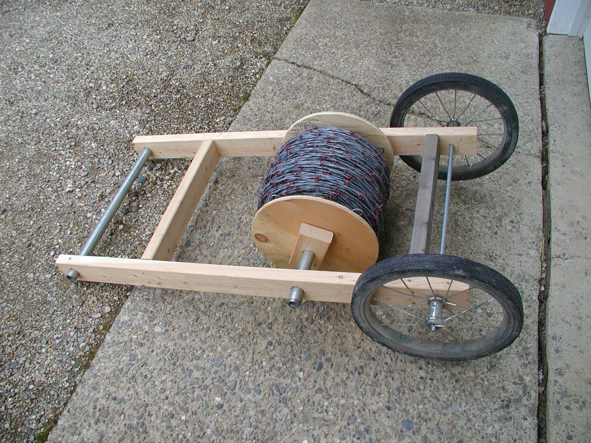 Handy homemade wire unroller Grainews