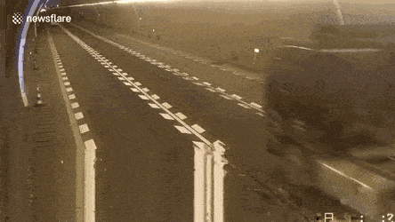 30c0ddfa7755d2775187d3a87ab1a3de18cb5b867e66bd4b69f9e9abef50abc1.gif