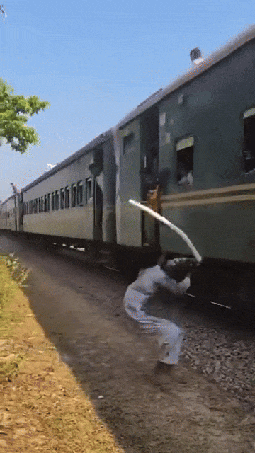 e05beb34efd0a96894c496410bf83a99c0db71cee59784eefc2a583e6c41679a.gif